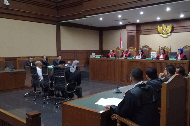 Empat anggota DPRD Lampung Tengah didakwa menerima suap dari mantan Bupati Lampung Tengah Mustafa dan mantan Kepala Dinas Bina Marga Kabupaten Lampung Tengah Taufik Rahman sebesar Rp 9,69 miliar.
