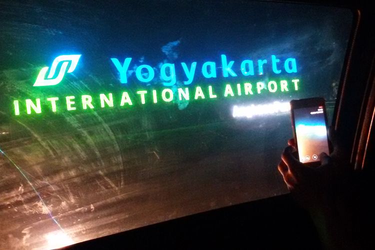 Gerbang depan Bandar Udara Yogyakarta International Airport saat malam. 
