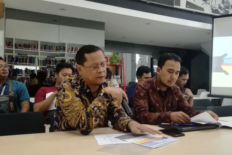 Direktur Litbang KPK Wawan Wardiana (kiri) dan Ketua Tim Kajian Litbang KPK Dedi Hartono (kanan) dalam diskusi di Gedung KPK, Jakarta, Kamis (25/4/2019).