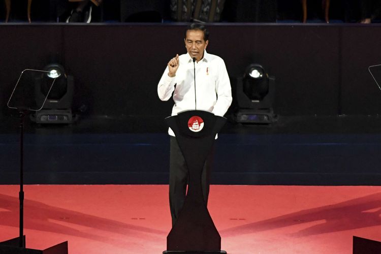 Presiden terpilih Joko Widodo menyampaikan pidato pada Visi Indonesia di Sentul International Convention Center, Bogor, Jawa Barat Minggu (14/7/2019). Joko Widodo menyampaikan visi untuk membangun Indonesia di periode kedua pemerintahannya diantaranya pembangunan infrastruktur, pembangunan sumber daya manusia, investasi, reformasi birokrasi dan efektifitas serta efisiensi alokasi dan penggunan APBN.