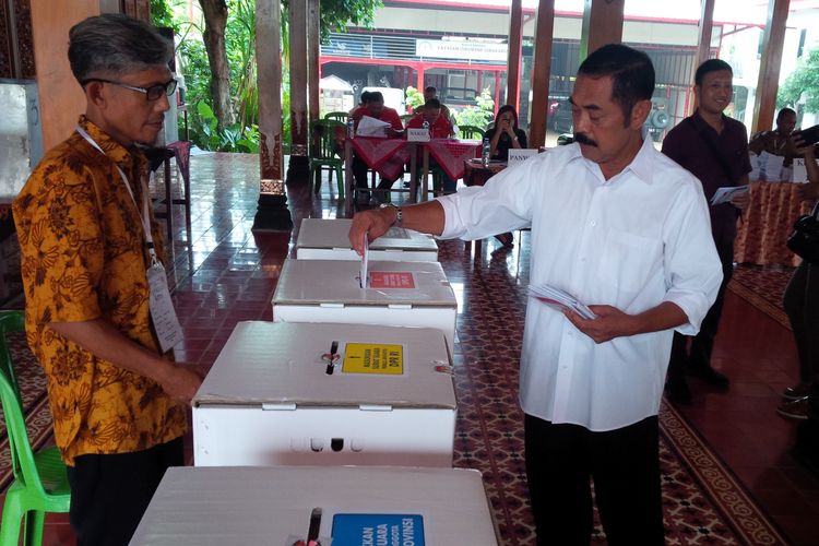Wali Kota Surakarta FX Hadi Rudyatmo menggunakan hak pilih di TPS 28 Kelurahan Pucangsawit, Kecamatan Jebres, Solo, Jawa Tengah, Rabu (17/4/2019).