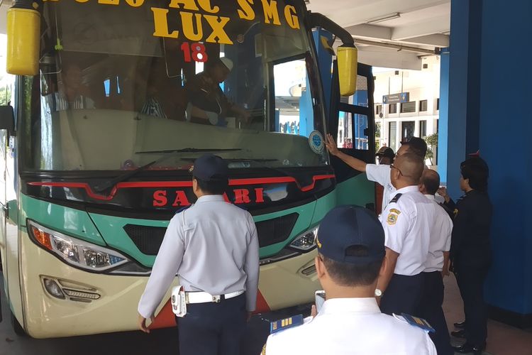 Petugas Dinas Perhubungan Kota Surakarta melakukan uji kelaikan kendaraan angkutan mudik Lebaran di Terminal Tipe A Tirtonadi Solo, Jawa Tengah, Senin (13/5/2019).