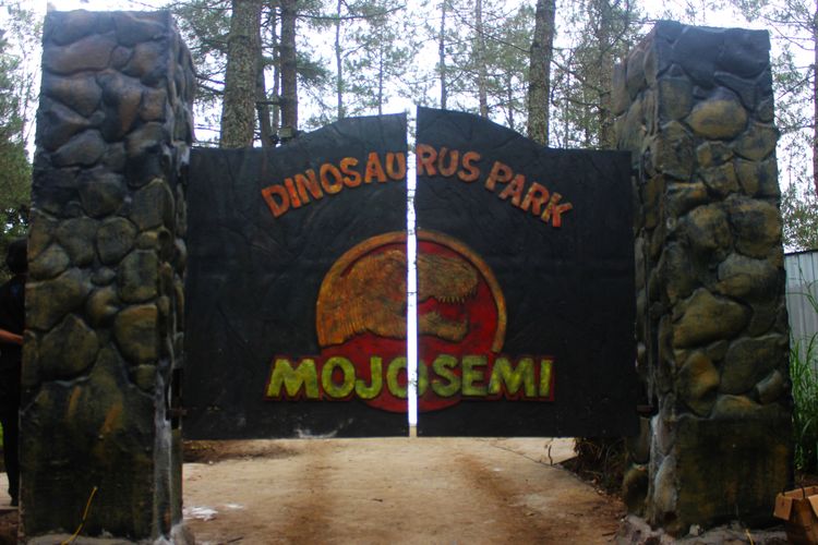 Tingkatkan kunjungan wisatawan saat libur lebaran, Mojosemi Park menghadirkan wahana Dinosaurus Park yang menghadirkan Hewan purba di hutan beantara seperti aslinya. 