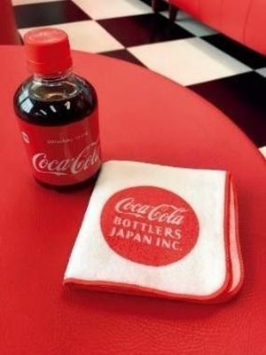 Handuk dan minuman Coca Cola ini bisa kamu dapatkan setelah wisata!