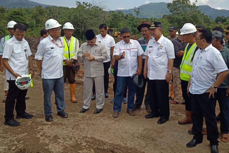 Wakil Gubernur Sumbar Nasrul Abit meninjau pelaksanaan pembangunan jalan tol Padang-Pekanbaru di Padang Pariaman, Sumatera Barat beberapa waktu lalu. 