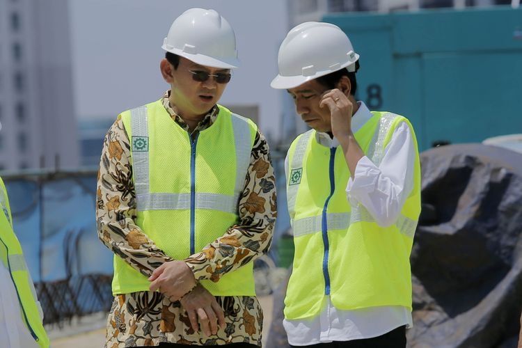 Presiden Joko Widodo dan Gubernur DKI Jakarta Basuki Tjahaja Purnama meninjau perkembangan proyek pembangunan simpang susun Semanggi, Jakarta, Kamis (23/2/2017). Pembangunan proyek yang diharapkan akan mengurai kemacetan lalu lintas di kawasan Semanggi tersebut ditargetkan selesai pada Agustus 2017.