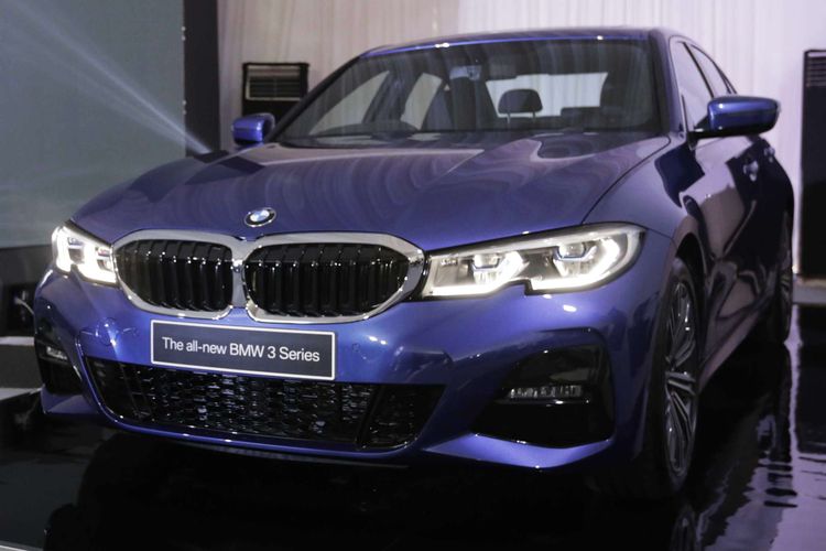 Mobil BMW 330 i M Sport yang merupakan All New BMW Seri 3 saat dipamerkan, di ICE BSD , Serpong, Tangerang Selatan, Banten, Rabu (10/7/2019). BMW Group Indonesia memperkenalkan kendaraan sang legenda All New BMW Seri 3 ini merupakan generasi keenam di kelasnya yang memadukan unsur kenyamanan dan mobil sport.