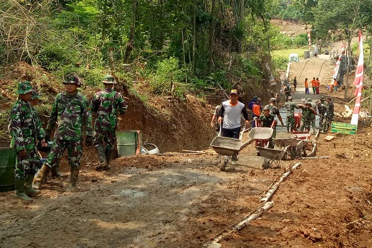 Warga dan TNI gotong royong membangun jalan di Dukuh Celep, Kecamatan Nguter, Sukoharjo, Jawa Tengah, Selasa (12/3/2019).