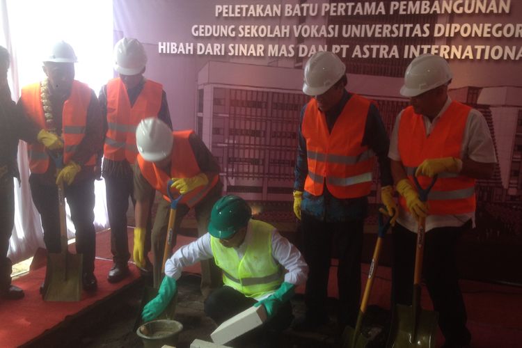Menteri Perhubungan Budi Karya Sumadi memulai pembangunan gedung sekolah vokasi di Undip Semarang, Selasa (12/3/2019). Gedung hibah dari Sinar Mas dan Astra ini direncanakan 4 lantai diatas lahan seluas 6.000 meter persegi. 