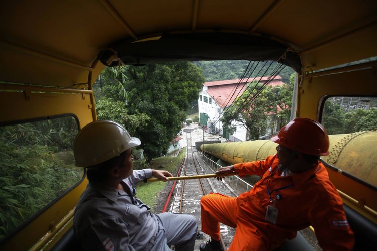 Petugas menggunakan lori menuju PLTA Kracak di Kecamatan Leuwiliang, Kabupaten Bogor, Jawa Barat, Rabu (30/5/2012). PLTA Kracak yang dikelola oleh PT. Indonesia Power telah beroperasi sejak zaman Belanda tahun 1926 dengan memanfaatkan aliran Sungai Cianten dan Sungai Cikuluwung. Kapasitas 18,9 Megawatt yang dihasilkan PLTA tersebut menyuplai gardu induk Kedung Badak di Bogor dan Gardu Induk Bunar di Rangkasbitung.  