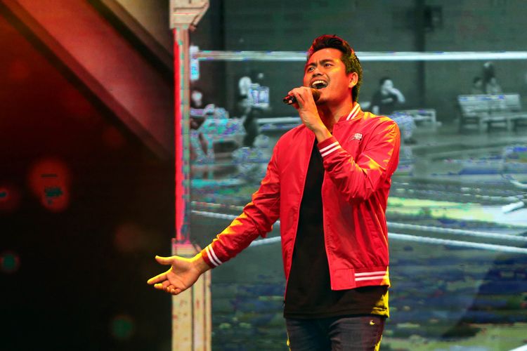 Pebulu tangkis ganda campuran Indonesia, Tontowi Ahmad, saat bernyanyi pada acara ulang tahun ke-50 PB Djarum Kudus, di GOR Djarum, Jati, Kudus, Minggu (28/4/2019) malam.