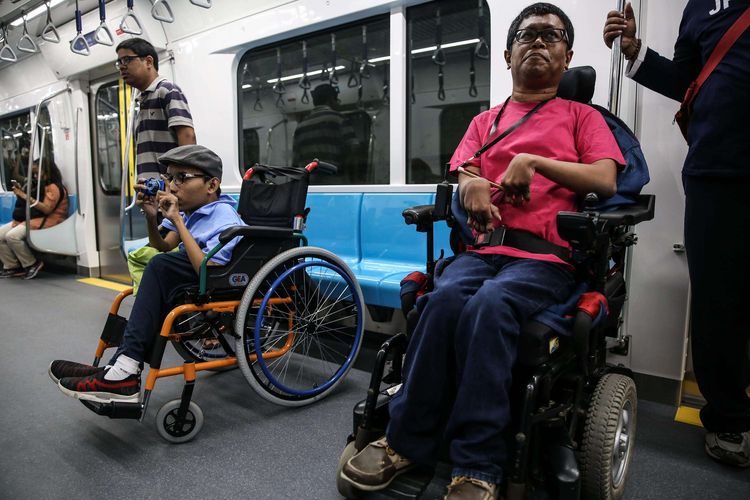 Penyandang disabilitas yang tergabung dalam Jakarta Barier Free Tourism atau JBFT mengikuti uji coba publik pengoperasian MRT di Stasiun Bundaran HI, Jakarta Pusat, Sabtu (16/3/2019). Penyandang disabilitas yang mengikuti uji coba MRT terdiri dari berbagai ragam disabilitas. Mulai dari pengguna kursi roda, tunanetra, insan tuli dan ragam disabilitas lainnya.
