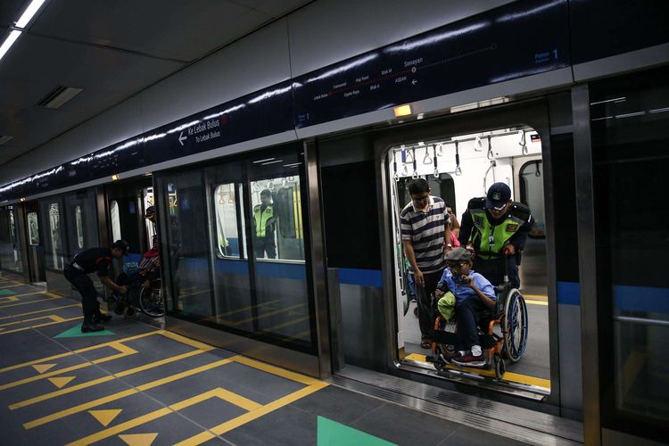 Penyandang disabilitas yang tergabung dalam Jakarta Barier Free Tourism atau JBFT mengikuti uji coba publik pengoperasian MRT di Stasiun Bundaran HI, Jakarta Pusat, Sabtu (16/3/2019). Penyandang disabilitas yang mengikuti uji coba MRT terdiri dari berbagai ragam disabilitas. Mulai dari pengguna kursi roda, tunanetra, insan tuli dan ragam disabilitas lainnya.