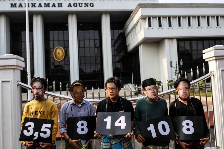 Indonesia Corruption Watch (ICW) melakukan aksi teatrikal di depan gedung Mahkamah Agung, Jakarta Pusat, Jumat (29/3/2019). Mereka mengecam dunia peradilan kembali tidak berpihak pada pemberantasan korupsi.