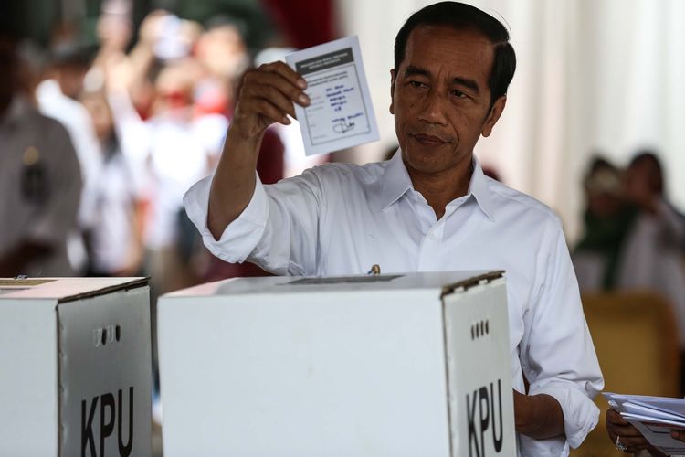 Calon Presiden Nomor Urut 01, Joko Widodo menggunakan hak pilihnya dalam Pemilu serentak 2019 di TPS 008, Pelataran Gedung Lembaga Adminsitrasi Negara, Gambir, Jakarta Pusat, Rabu (17/4/2019).