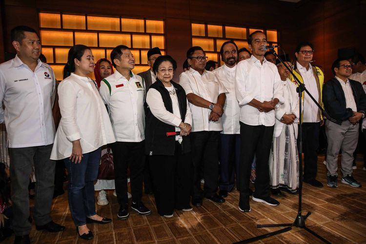 Calon Presiden nomor urut 01, Joko Widodo didampingi sejumlah pimpinan Parpol pendukung saat memberikan keterangan terkait Pilpres 2019 di Jakarta, Rabu (17/4/2019). Pasangan Jokowi-Maruf Amin menyatakan akan menunggu hasil resmi dari KPU meskipun sejumlah lembaga survei memenangkan mereka dalam hitung cepat.