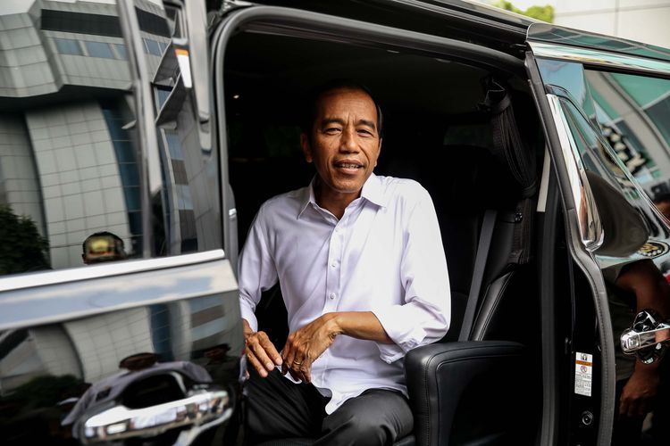 Calon Presiden Nomor Urut 01, Joko Widodo menggunakan hak pilihnya dalam Pemilu serentak 2019 di TPS 008, Pelataran Gedung Lembaga Adminsitrasi Negara, Gambir, Jakarta Pusat, Rabu (17/4/2019).