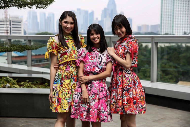 Member JKT48, yakni Shani, Melati dan Feni berpose saat berkunjung ke kantor redaksi Kompas.com di Menara Kompas, Jakarta Barat, Kamis (18/4/2019).