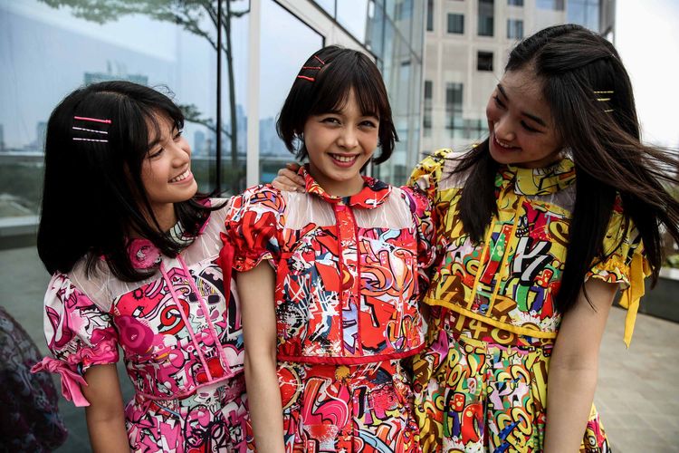 Personil JKT48 Shani, Melati dan Feni berpose saat berkunjung ke kantor redaksi Kompas.com di Menara Kompas, Jakarta Barat, Kamis (18/4/2019).
