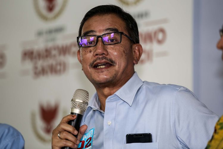 Direktur Relawan BPN Ferry Mursyidan Baldansaat memberikan keterangan pers di Media center BPN Prabowo-Sandi di Jakarta Selatan, Selasa (23/4/2019). Sandiaga Uno meminta tim suksesnya melalui Ruang Sandi dan para pendukung mengawal C1 selama masa rekapitulasi KPU agar tak ada kecurangan.