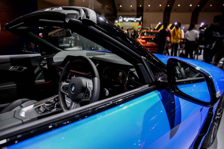 Mobil BMW Z4 generasi ketiga terlihat saat peresmian di Indonesia International Motor Show (IIMS) 2019 di JIExpo Kemayoran, Jakarta Pusat, Kamis (25/4/2019). Sedan sport itu mulai tersedia di semua jaringan penjualan BMW pada 26 April 2019 dan dibanderol Rp 1.459.000.000 belum termasuk pajak alias off the road.