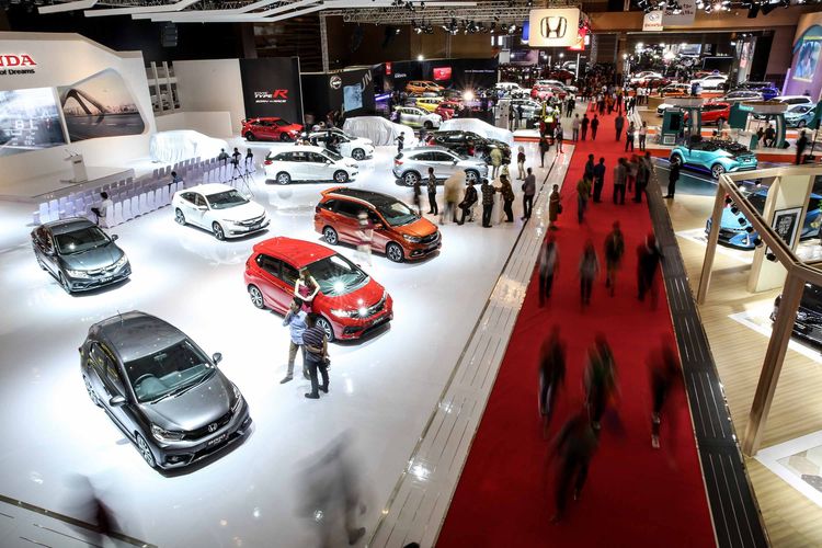 Sales promotion girl (SPG) berpose di samping mobil dalam pameran otomotif Indonesia International Motor Show (IIMS) 2019 di Jiexpo Kemayoran, Jakarta Utara, Kamis (25/4/2019). Pameran IIMS 2019 berlangsung hingga 5 Mei 2019 mendatang. Sebanyak 36 merek roda dua dan roda empat ikut memamerkan produk terbarunya di sini.