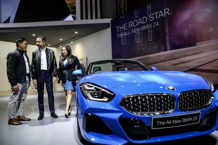 Mobil BMW Z4 generasi ketiga terlihat saat peresmian di Indonesia International Motor Show (IIMS) 2019 di JIExpo Kemayoran, Jakarta Pusat, Kamis (25/4/2019). Sedan sport itu mulai tersedia di semua jaringan penjualan BMW pada 26 April 2019 dan dibanderol Rp 1.459.000.000 belum termasuk pajak alias off the road.