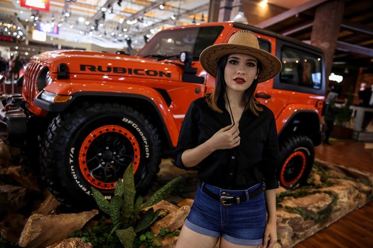 Sales promotion girl (SPG) berpose di samping mobil dalam pameran otomotif Indonesia International Motor Show (IIMS) 2019 di Jiexpo Kemayoran, Jakarta Utara, Kamis (25/4/2019). Pameran IIMS 2019 berlangsung hingga 5 Mei 2019 mendatang. Sebanyak 36 merek roda dua dan roda empat ikut memamerkan produk terbarunya di sini.