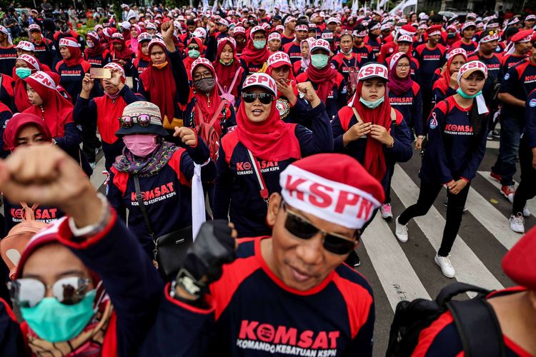 Buruh melakukan aksi peringatan Hari Buruh Internasional 2019 di kawasan Monumen Nasional, Jakarta, Rabu (1/5/2019). Dalam aksinya, buruh meminta pemerintah menghapus Peraturan Pemerintah (PP) Nomor 78 tahun 2015 tentang pengupahan dan meminta melakukan perbaikan terhadap sistem BPJS Kesehatan.