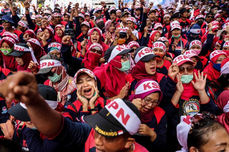 Buruh melakukan aksi peringatan Hari Buruh Internasional 2019 di kawasan Monumen Nasional, Jakarta, Rabu (1/5/2019). Dalam aksinya, buruh meminta pemerintah menghapus Peraturan Pemerintah (PP) Nomor 78 tahun 2015 tentang pengupahan dan meminta melakukan perbaikan terhadap sistem BPJS Kesehatan.