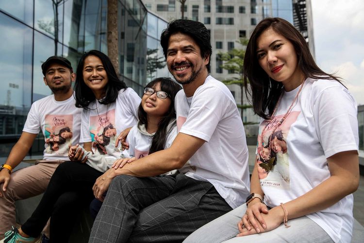 Pemeran film Down Swan berpose saat media visit ke kantor redaksi Kompas.com, Palmerah, Jakarta, Senin (6/5/2019). Down Swan merupakan film drama Indonesia perdana dari rumah produksi Adiksi Films yang akan dirilis pada bulan Mei tahun 2019.