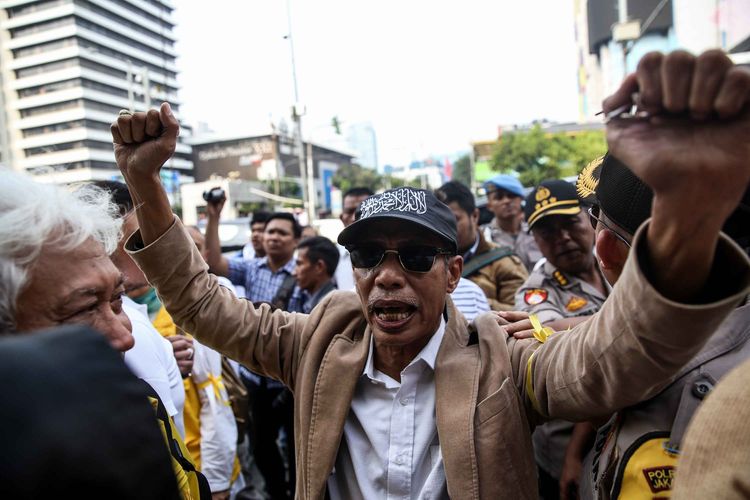 Massa dari Gabungan Elemen Rakyat untuk Keadilan dan Kebenaran (GERAK) saat unjuk rasa di depan Kantor Badan Pengawas Pemilu ( Bawaslu), Jalan MH Thamrin, Jakarta Pusat, Kamis (9/5/2019). Unjuk rasa yang diprakarsai oleh Kivlan Zein dan Eggi Sudjana mendesak KPU dan Bawaslu untuk membongkar kecurangan yang terjadi selama penghitungan suara.