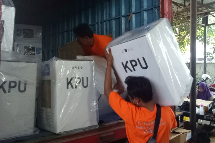 Logistik Pemilu 2019 berupa kotak suara dan bilik suara didistribusikan menggunakan truk di Gudang KPU Surakarta Jalan Kahuripan Utara Sumber, Banjarsari, Solo, Jawa Tengah, Senin (15/4/2019).