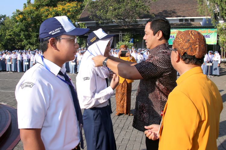 Dalam rangka hari pertama ajaran baru, Wali Kota Semarang Hendrar Prihadi menyempatkan diri mengantarkan anak ketiganya ke sekolah untuk mengikuti kegiatan orientasi.