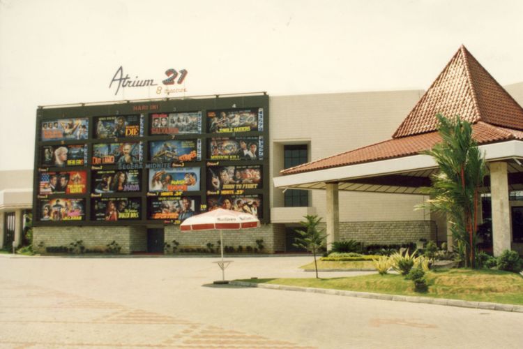 Film-film impor mendominasi bioskop-bioskop di kota, seperti di bioskop Atrium 21 yang merupakan bioskop kembar delapan di kawasan Solo Baru, Solo. Film Indonesia mengambil tempat di bioskop-bioskop di desa-desa, dengan jenis film biasanya kekerasan dan mistik.
