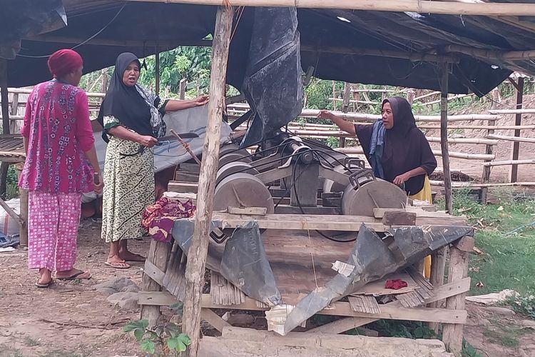 Ibu-ibu melihat proses pemecahan batu di lokasi gelondong, Dusun Lekong Atas, Desa Lekong, Kecamatan Alas Barat, Kabupaten Sumbawa, Nusa Tenggara Barat (NTB). Gelondong ini terletak di pinggir sungai. Bak penampungan lumpur sisa penggilingan yang mengandung raksa belum representatif.