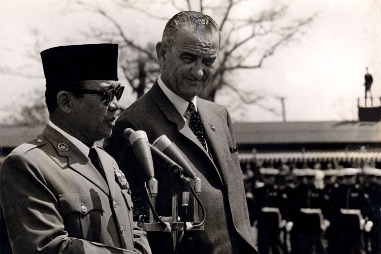 Sukarno memberikan jawaban untuk pidato sambutan Kennedy di Pangkalan Angkatan Udara Andrews. 