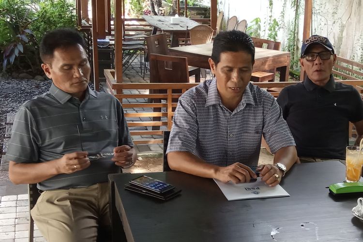 Ketua PSSI Sumatera Barat Indra Datuak Rajo Lelo (tengah)  sedang memberikan keterangan pers,  Sabtu (20/4/2019)  di salah satu rumah makan. 