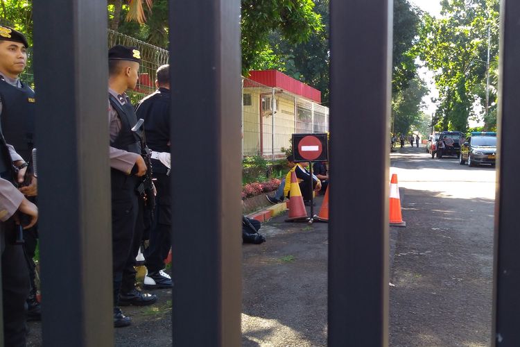 Anggota Brimob berjaga di pintu gerbang Mako Brimob Subden 3 Detasemen B Pelopor, Purwokerto, Jawa Tengah, Sabtu (25/5/2019)