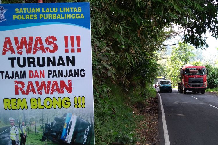 Papan imbauan dipasang di turunan Bayeman, Kecamatan Karangreja, Kabupaten Purbalingga, Jawa Tengah, Kamis (23/5/2019)