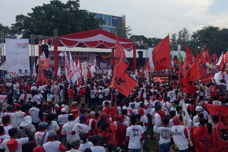 Massa pendukung pasangan capres dan cawapres nomor urut 01 Joko Widodo (Jokowi)-Maruf Amin memadati Stadion Sriwedari Solo, Jawa Tengah, Selasa (9/4/2019).
