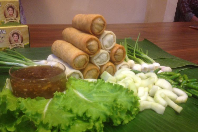 Lumpia Semarang dilengkapi dengan daun bawang