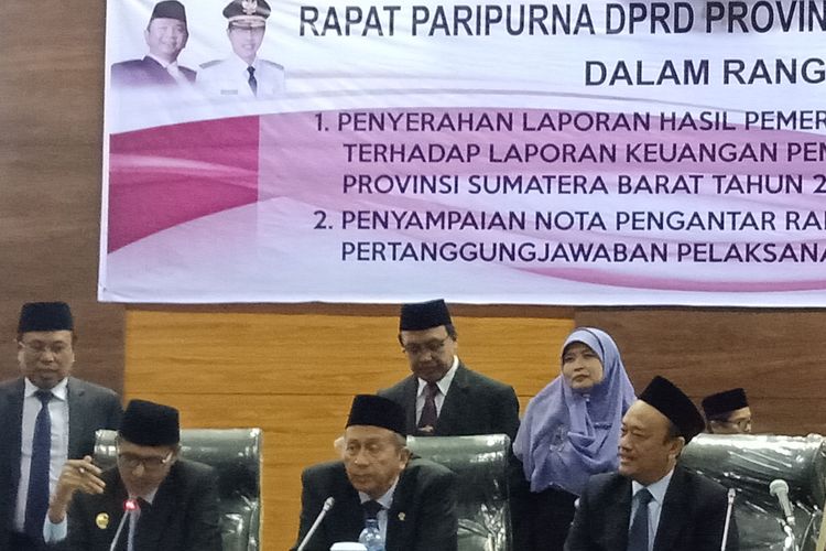 Ketua BPK RI Moemahadi Soerja Djanegara bersama Gubernur Sumbar Irwan Prayitno memberikan keterangan pers usai menyerahkan LHP WTP 