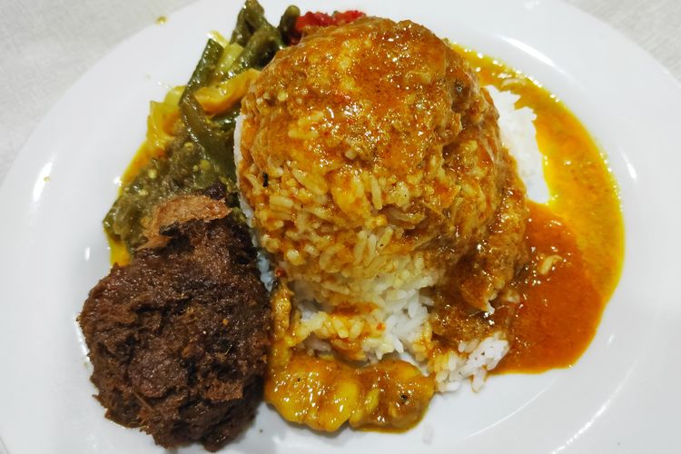 Nasi rendang di Rumah Makan Surya Benhil. 