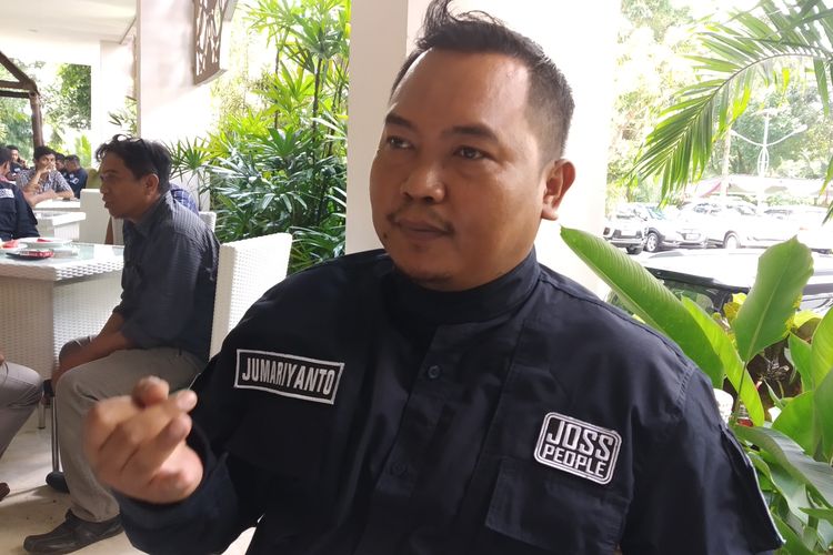 Pendiri sekaligus owner Regarsport Indonesia, perusahaan konfeksi pembuatan jersey atau pakaian olahraga asal Wonogiri, Jumariyanto (38) di Solo, Jawa Tengah, Jumat (3/5/2019).