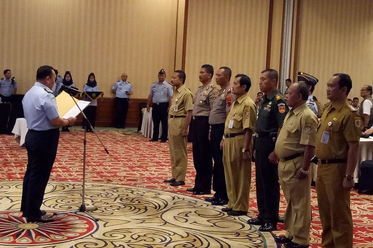 Tim pengawasan orang asing tingkat kecamatan di eks Karesidenan Surakarta saat dikukuhkan di The Sunan Hotel Solo, Jawa Tengah, Senin (18/3/2019).