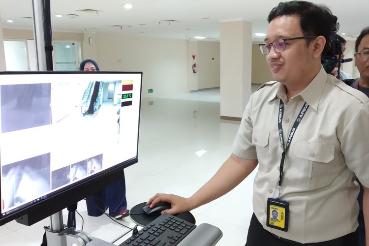 Petugas dari KKP Semarang mengoperasikan alat pemantau suhu tubuh di ruang kedatangan internasional Bandara Internasional Adi Soemarmo Surakarta di Boyolali, Jawa Tengah, Kamis (16/5/2019).
