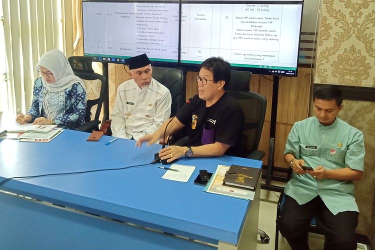 Wali Kota Padang, Mahyeldi (dua kiri) didampingi Ketua Panitia Pelaksana Festival 10.000 Bacang dan Lamang Baluo, Alam Gunawan, memberikan keterangan pers, Rabu (29/5/2019) di Balai Kota Padang, Sumatera Barat.