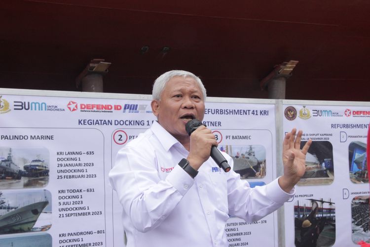 Komisaris Utama PT PAL Indonesia Didit Herdiawan saat memberikan paparan tentang kinerja PT PAL di galangan kapal PT PAL Indonesia di Surabaya, Jawa Timur, Senin (22/1/2024).