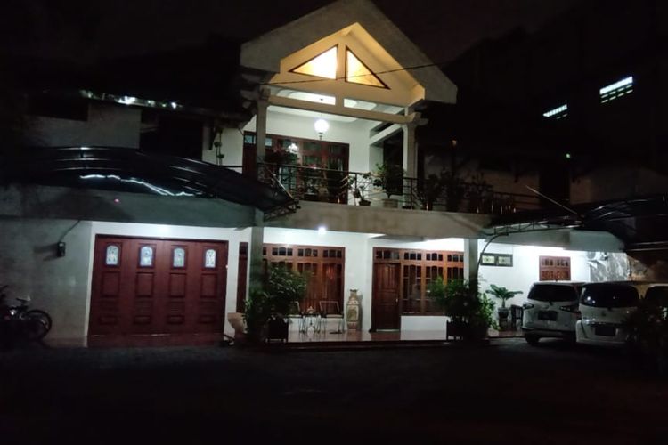 Kediaman Kepala Kanwil Kemenag Jatim Haris Arisandi di Jl Siwalankerto Utara, Kecamatan Wonocolo, Surabaya, Jawa Timur, tampak sepi pasca operasi senyap yang dilakukan KPK Jumat (15/3/2019).